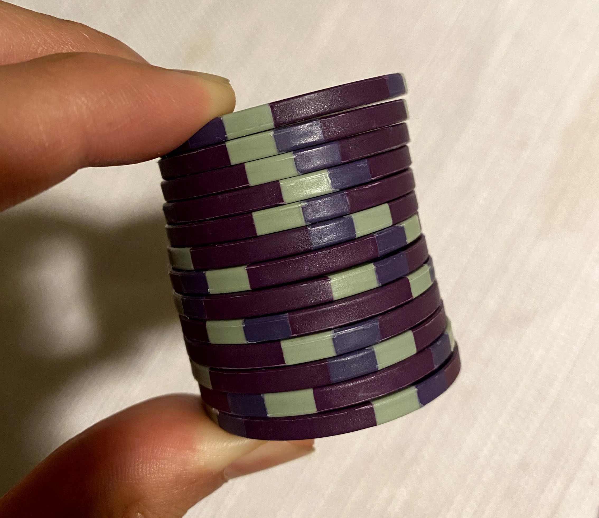 Kontrol kualitas Poker Knights tidak bagus.  Chip tidak rata.